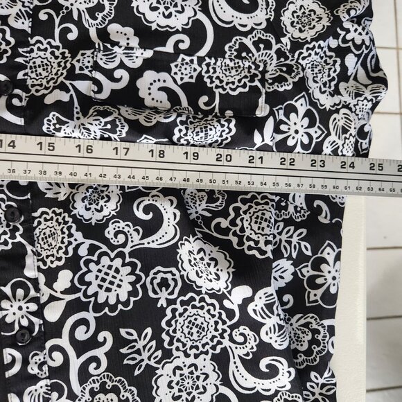 Notations Blouse Womans Size 1X Button-Up Floral Print Black White - Picture 11 of 15